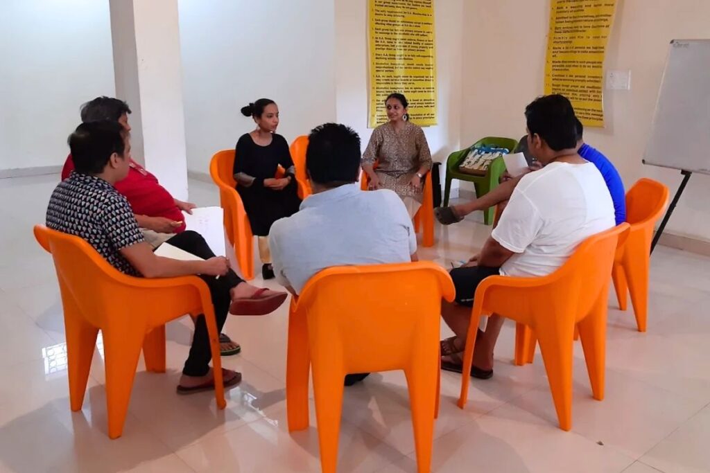  Expert explaining the effects of alcohol addiction to a group at an inpatient rehab centre.