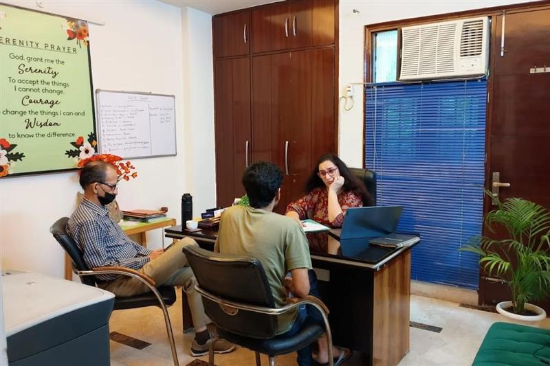Alcohol addicts attending personal mentoring session with therapist .