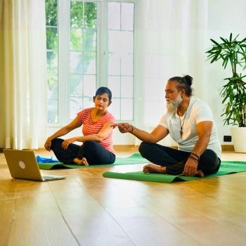 Online therapy session supporting addiction recovery in India today