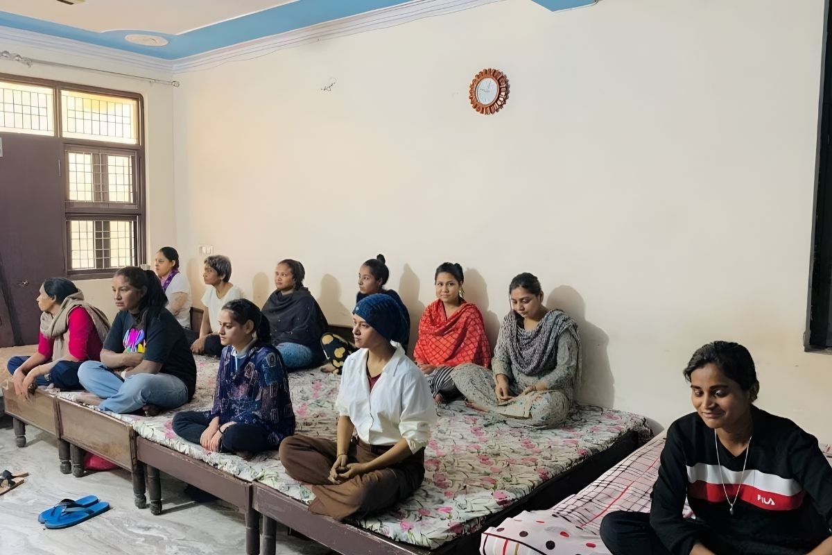A rehab guiding women in alcohol rehab centre recovery