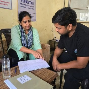 Counselor discussing a Reliable Nasha Mukti Kendra Near Me with Patient Reviews during a consultation.