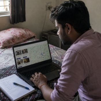 Person comparing Reliable Nasha Mukti Kendra Near Me with best Reviews on an online rehab directory.