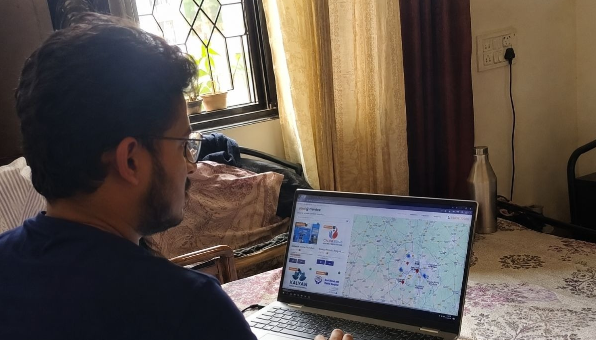 Person using an online directory to find a Trustworthy Rehab Centre in India.