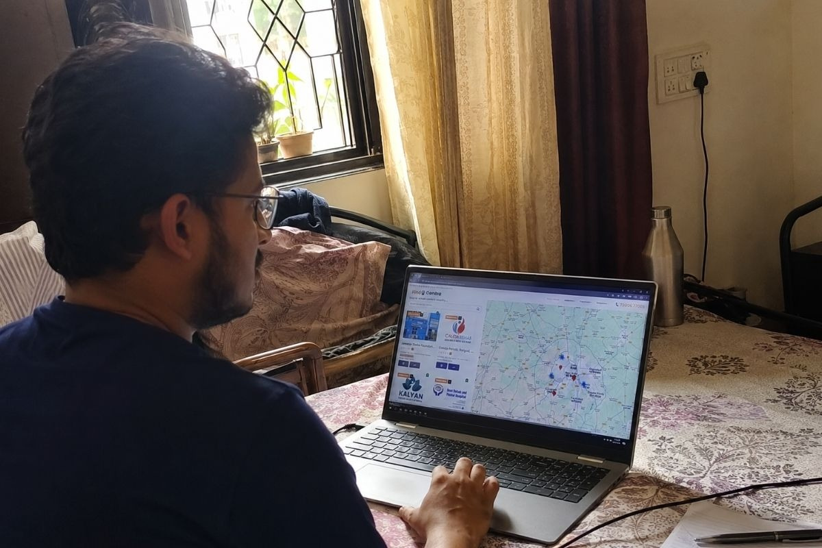 Person using an online directory to find a Trustworthy Rehab Centre in India.