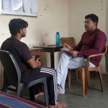Counselor providing guidance at Rehabilitation Centers That Offer Art Therapy, Music Therapy, and Sports Activities.